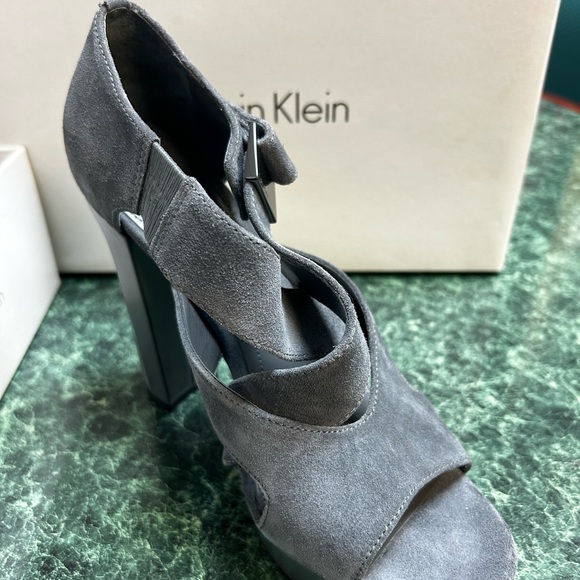 Calvin Klein Nichelle Suede Platform sandals - Picture 5 of 5
